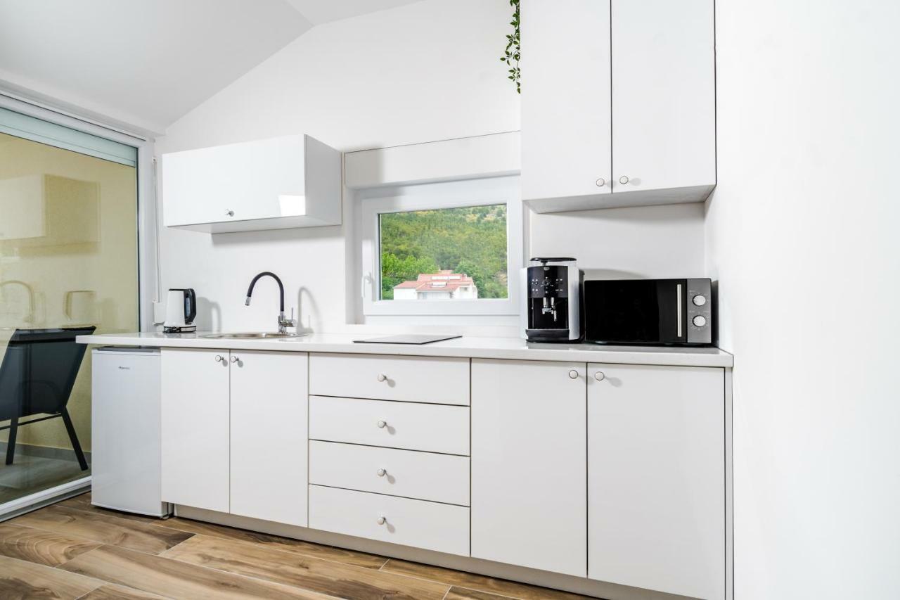 Apartments Mijo Дуги-Рат Экстерьер фото